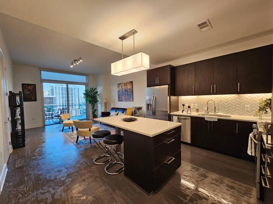 Apartamento Luxury Highrise In Midtown - Skyline Views And Chic Decor Houston Exterior foto